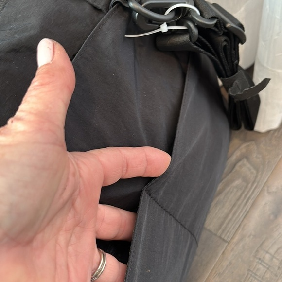 Hurley Horizon Shopper tote,zip top in/out pockets,removable crossbody strap - Picture 4 of 16